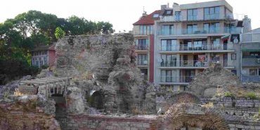 Buildings behinf roman ruins