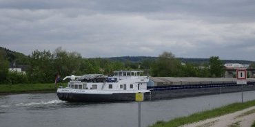Barges much larger than on the Canal du Midi