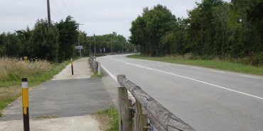 De belles pistes cyclables le long de la route