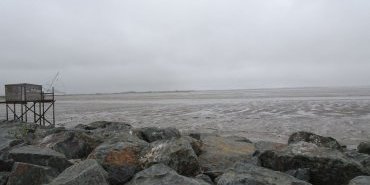 Dans le crachin, arrivée à la mer