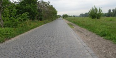 An uneven bike path... cobblestones