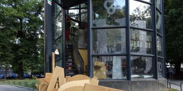 Une bibliothèque dans un parc