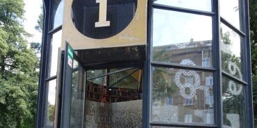 Une bibliothèque dans un parc