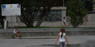 Une fontaine brumisateur pour le bonheur des enfants