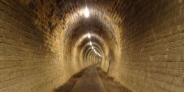 Le tunnel bien éclairé
