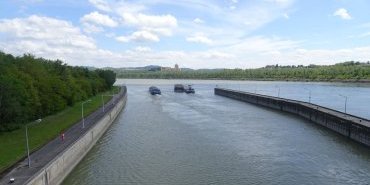 Les péniches sortent de l'écluse de Melk