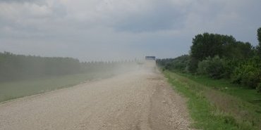 La piste, ici large pour les camions…