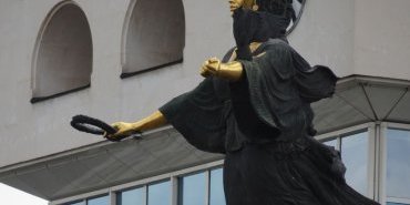 Sofia porte la couronne de Tjuhe, la déesse du destin