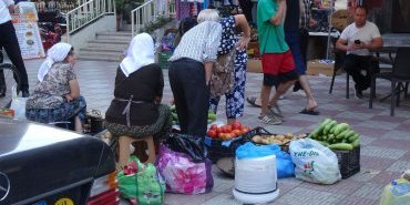 Fruits et légumes à vendre dans la rue
