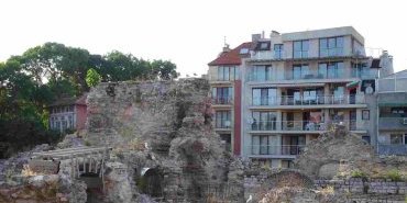 Immeuble derrière les ruines romaines