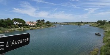 Une rivière traversée