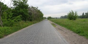 An uneven bike path... cobblestones