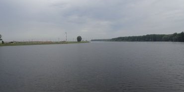 La rivière serait le long des poteaux téléphoniques