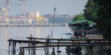 En fond, le deuxième barrage des Portes de Fer