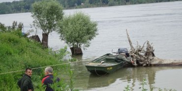 La crue charrie des troncs d'arbre