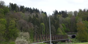 Le train passe sur le Danube puis rentre dans la colline