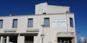 Un vieil hôtel (moderne derrière avec vue sur la mer)