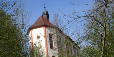 Une église au sortir de la forêt