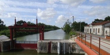 Carrefour avec le canal du Curé
