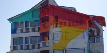 Une maison décorée sur la plage