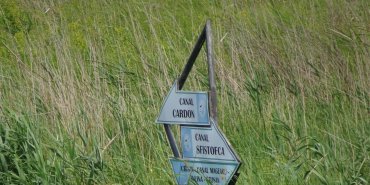 Des panneaux sur les canaux du marais