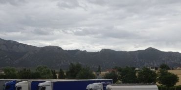 Vue sur la montagne... et les camions