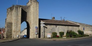 Une porte de Sauveterre de Guyenne