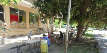 Epicerie, café, et un endroit où manger dehors