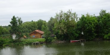 Sur un canal dans ce court passage Serbe