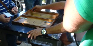 Backgammon (la table est un échiquier)