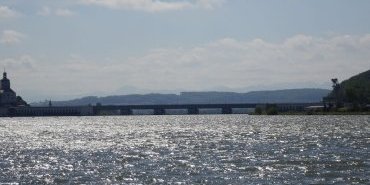 Ecluses immenses et barrages électriques en béton