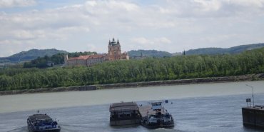 Les péniches sortent de l'écluse de Melk