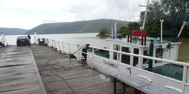 Le petit bateau pousse la barge