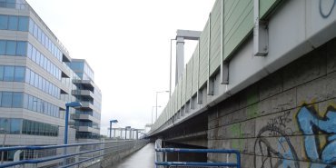 Une piste cyclable construite à côté de l'autoroute
