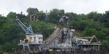 Un bateau de dragage du Danube