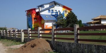 Une maison décorée sur la plage