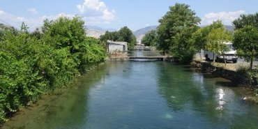 Marais et cours d'eau en arrivant à Shkoder