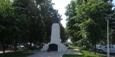 Ramblas and a monument to Ecaterina Teodoru