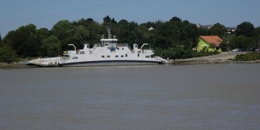 Vue du Pellerin, un ferry traverse la Loire