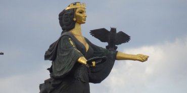 Sofia wears the crown of Tjuhe, the goddess of fate