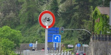 A "cycle track" forbidden to bikes!