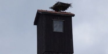 Sur le toit un nid de cigogne